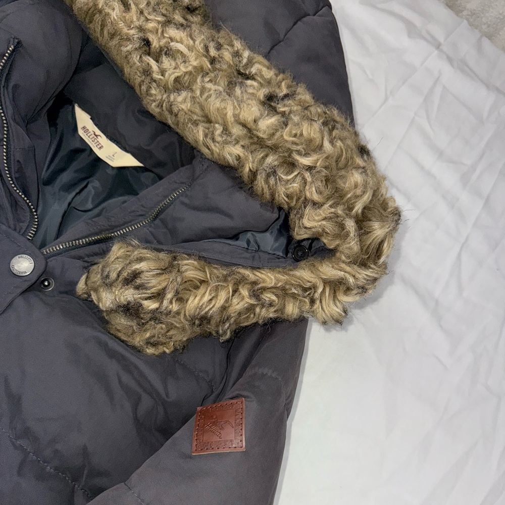 Hollister Charcoal Puffer Jacket with Faux Fur Hood - Picture 3 of 6